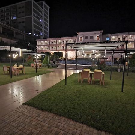 Naka Hotel Kupang Kupang  Buitenkant foto