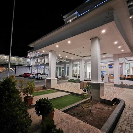Naka Hotel Kupang Kupang  Buitenkant foto