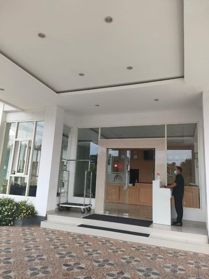 Naka Hotel Kupang Kupang  Buitenkant foto