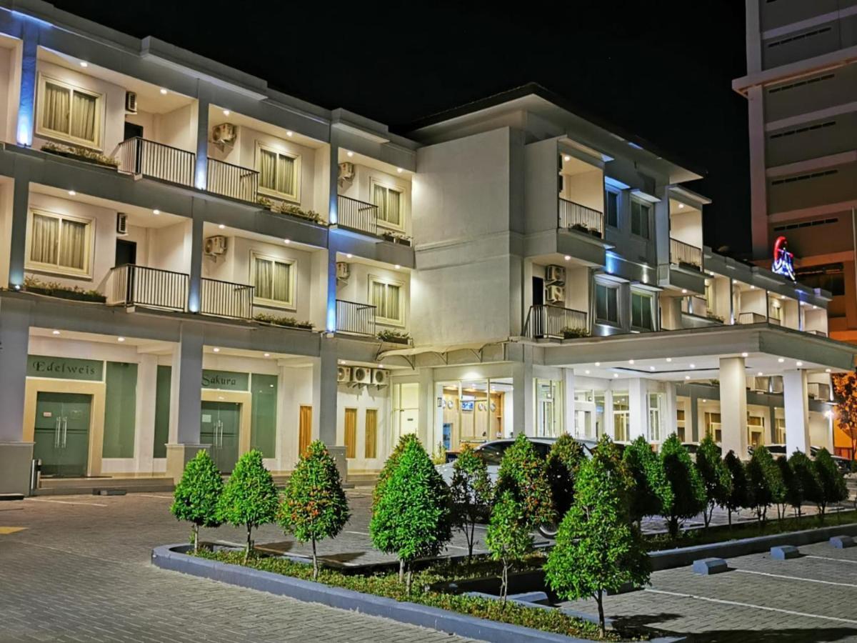 Naka Hotel Kupang Kupang  Buitenkant foto