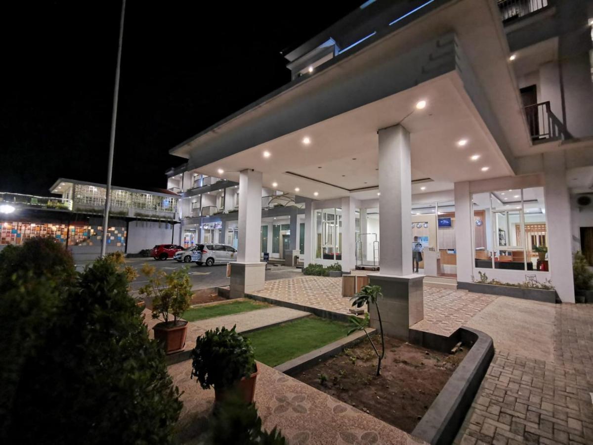 Naka Hotel Kupang Kupang  Buitenkant foto