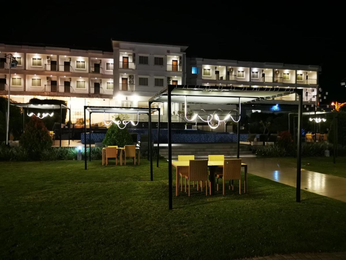 Naka Hotel Kupang Kupang  Buitenkant foto