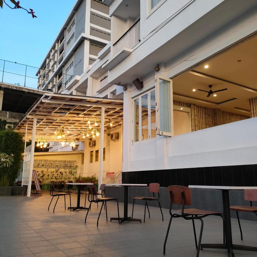 Naka Hotel Kupang Kupang  Buitenkant foto