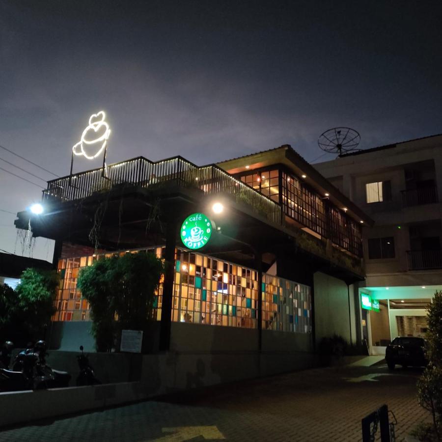 Naka Hotel Kupang Kupang  Buitenkant foto
