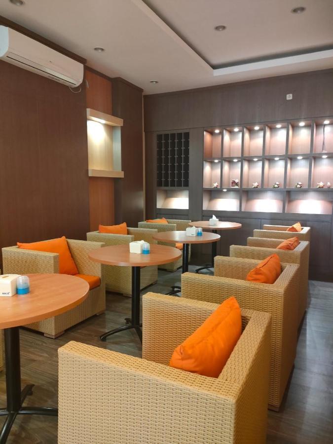 Naka Hotel Kupang Kupang  Buitenkant foto