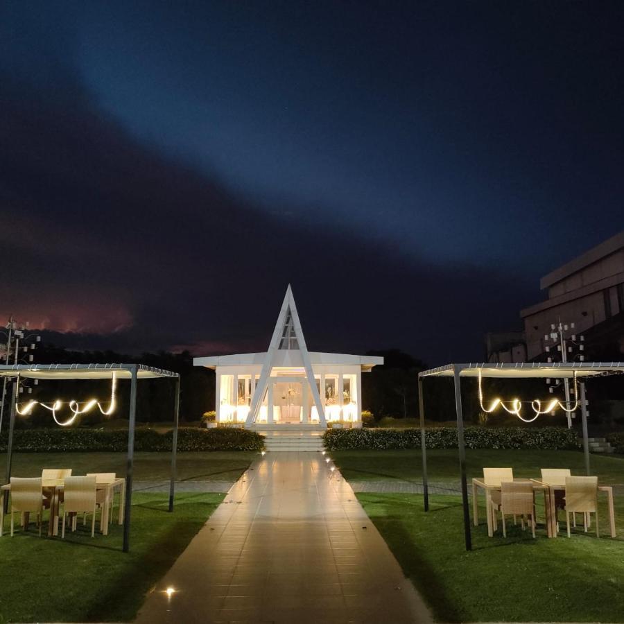 Naka Hotel Kupang Kupang  Buitenkant foto