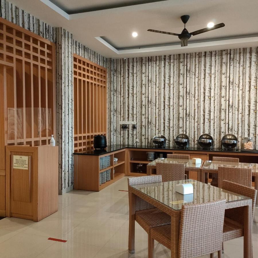 Naka Hotel Kupang Kupang  Buitenkant foto