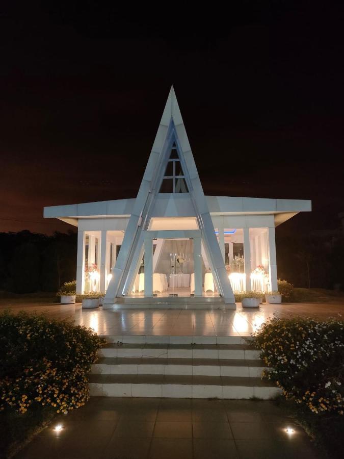 Naka Hotel Kupang Kupang  Buitenkant foto