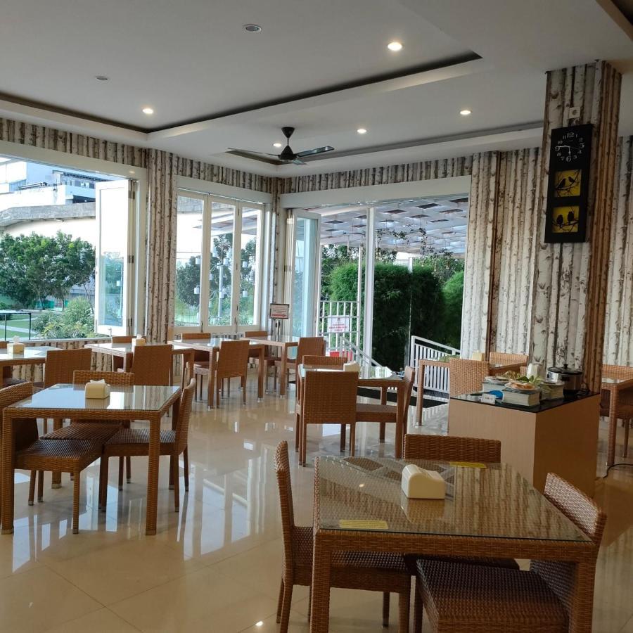 Naka Hotel Kupang Kupang  Buitenkant foto