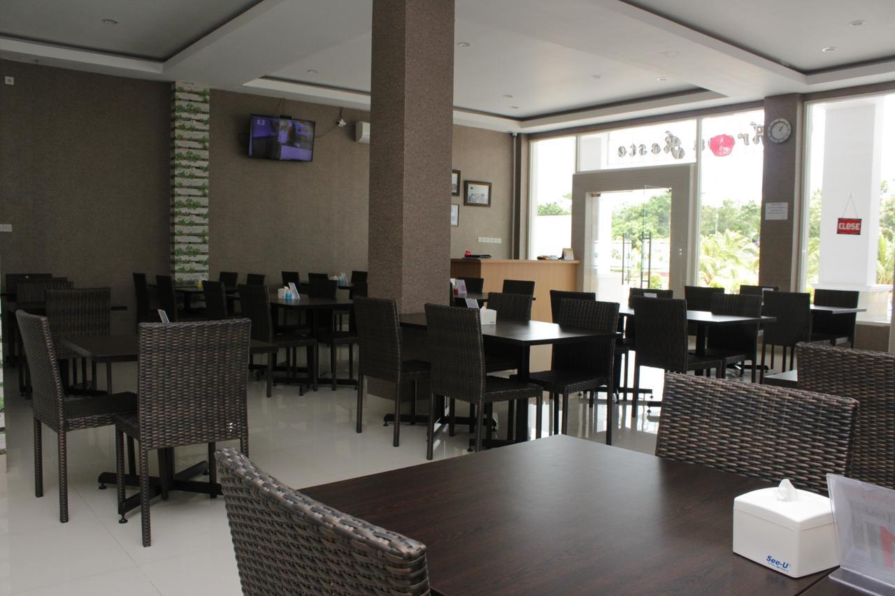 Naka Hotel Kupang Kupang  Buitenkant foto