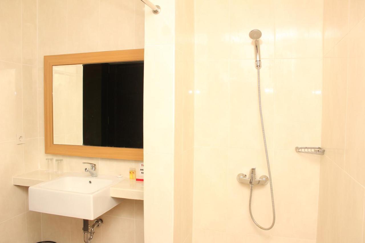Naka Hotel Kupang Kupang  Buitenkant foto